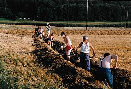 1988: Einbau der Kabel für die elektronische Trefferanzeige in Fronarbeit