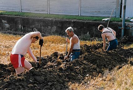 1988: Einbau der Kabel für die elektronische Trefferanzeige in Fronarbeit